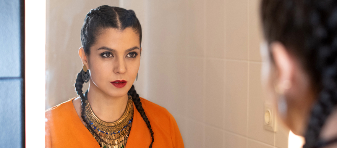 Sängerin Özlem Bulut betrachtet sich im Spiegel