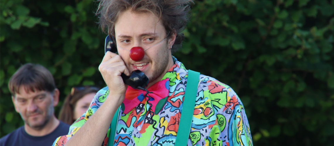 Clown Dario Zorell am Telefon