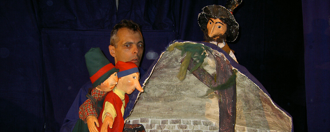 Stefan Libardi mit den Puppen Hotzenplotz, Kasperl und Seppl