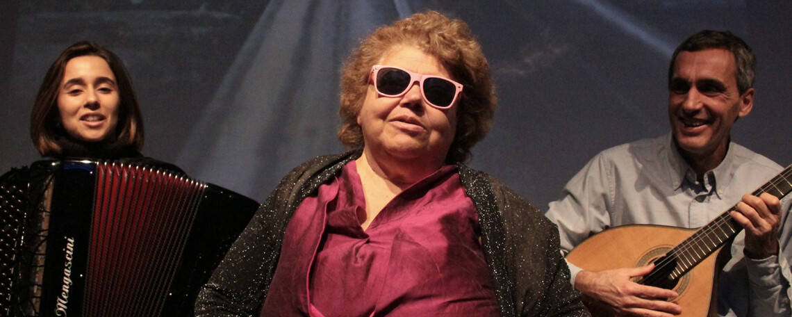 Die blinde Sängerin Dona Rosa im Trio mit Akkordeonistin und Bandoneon-Spieler