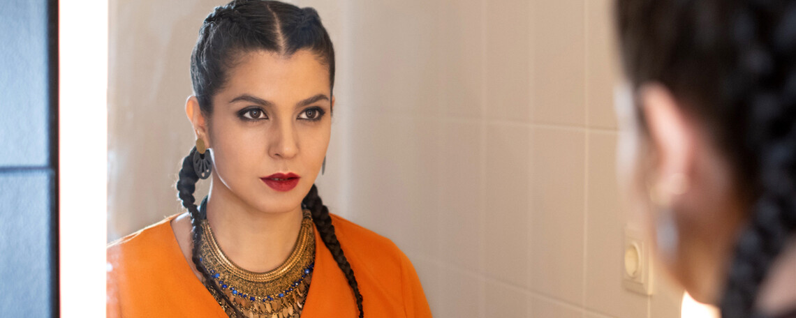 Sängerin Özlem Bulut betrachtet sich im Spiegel