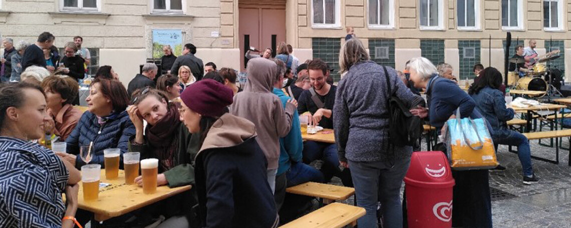 Menschen Essen und Trinken am Matzner Markt