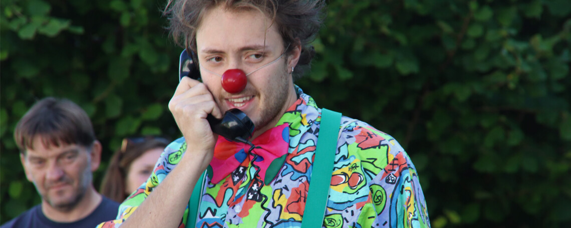 Clown Dario Zorell am Telefon