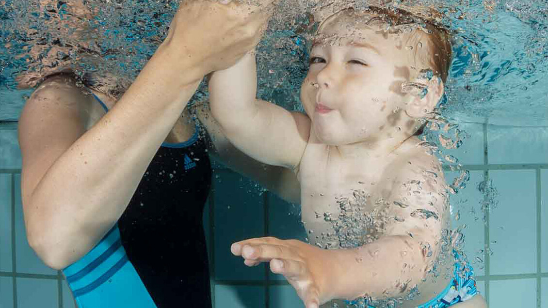 Baby beim Tauchen / Babyschwimmen