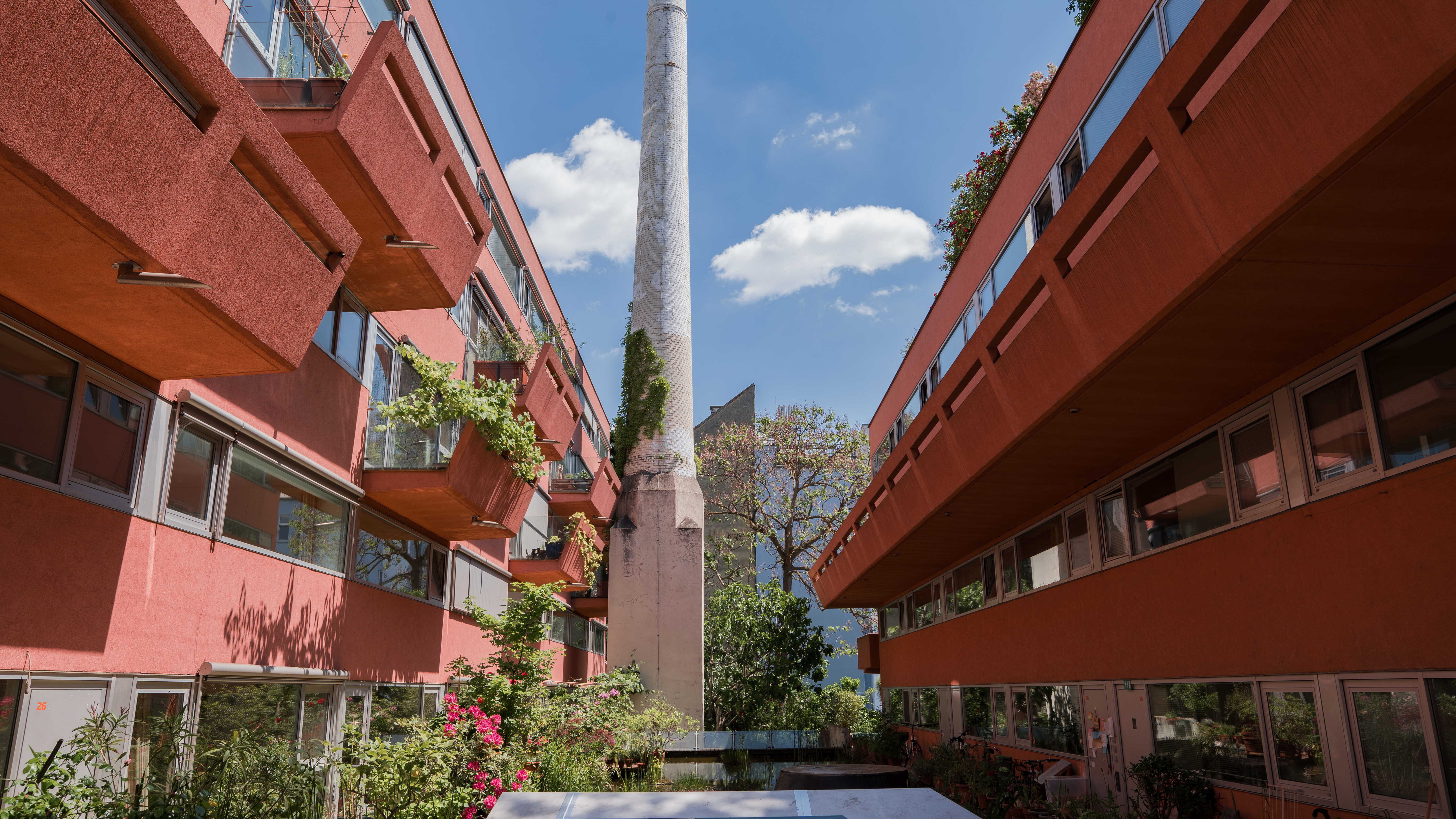 Ein Ausschnitt der Sargfabrik mit Blick auf den erhalten gebliebenen Schornstein