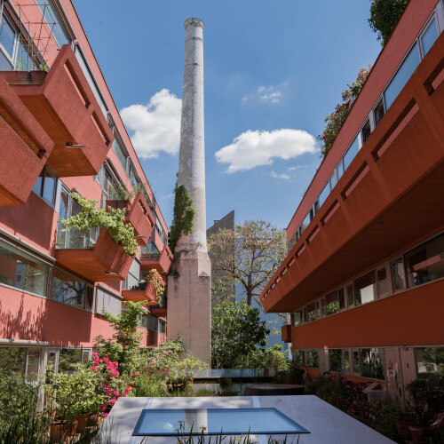 Ein Ausschnitt der Sargfabrik mit Blick auf den erhalten gebliebenen Schornstein