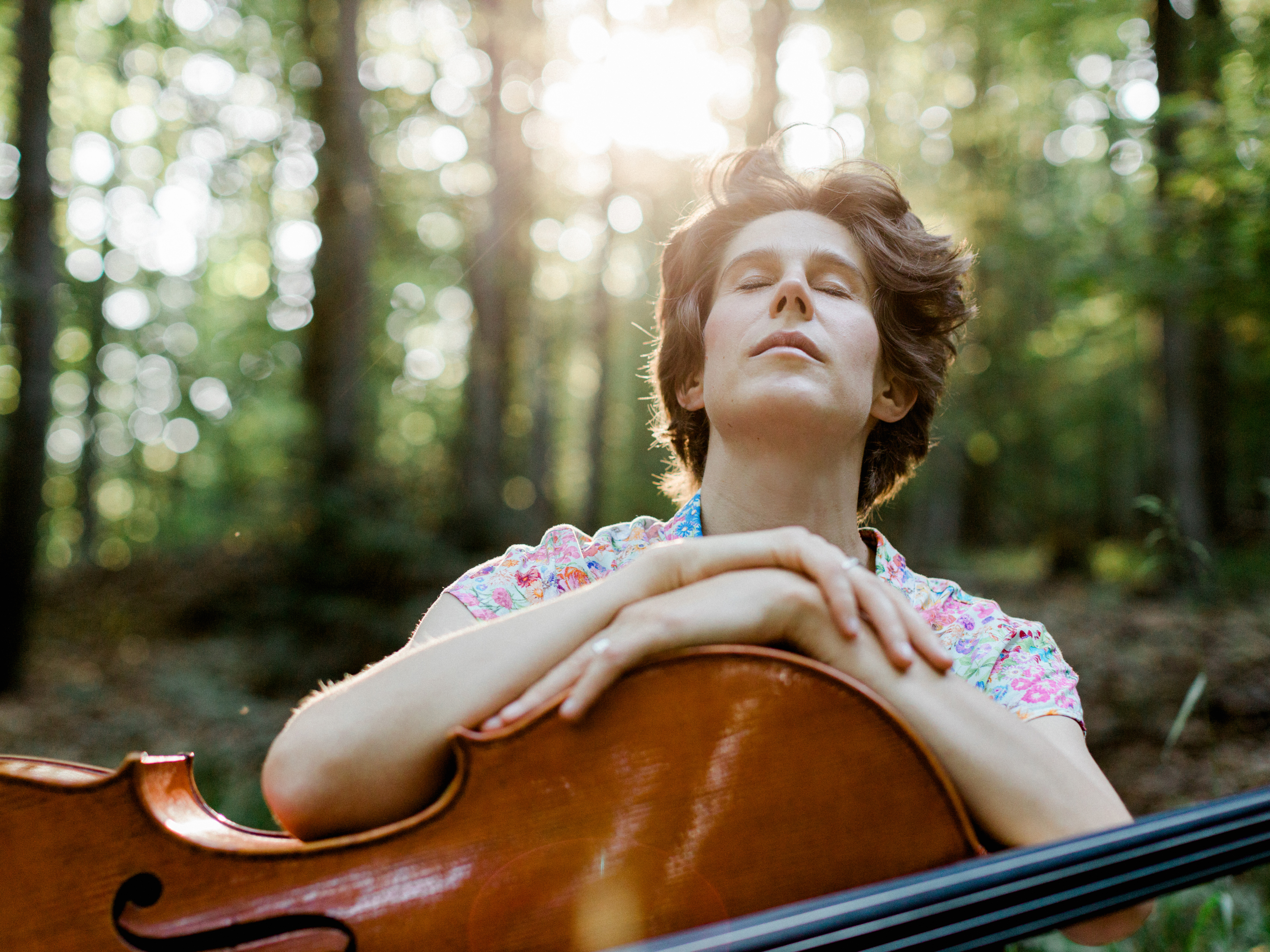 Sophie Abraham mit Cello im Wald